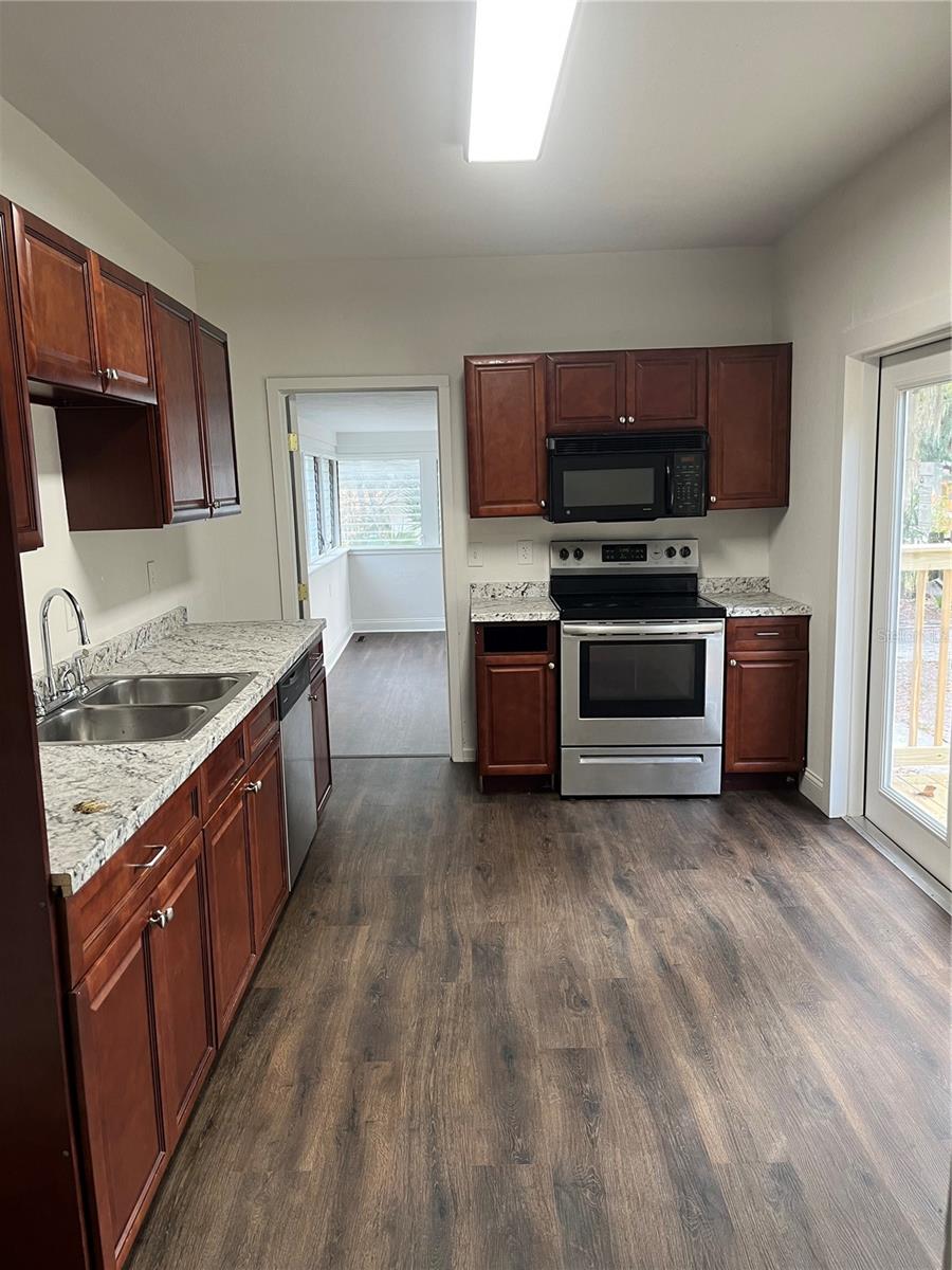 Image 28 of 76 For 704 Euclid Avenue