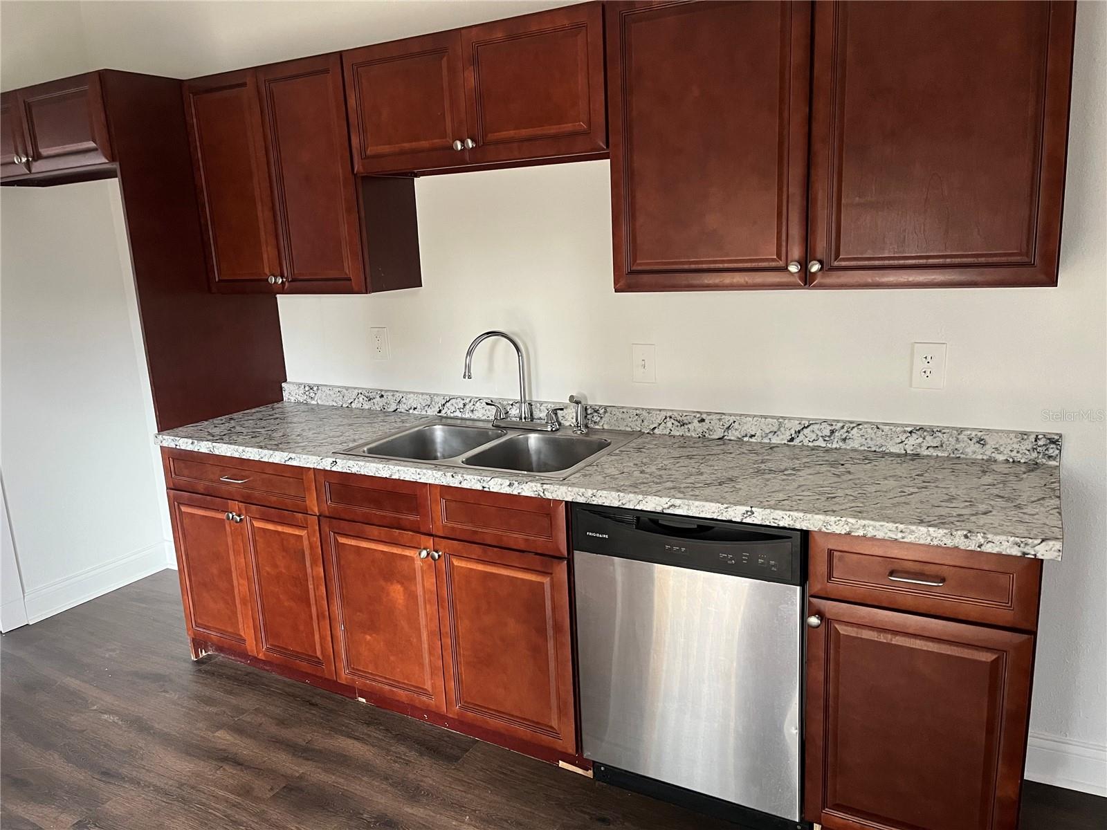 Image 41 of 76 For 704 Euclid Avenue