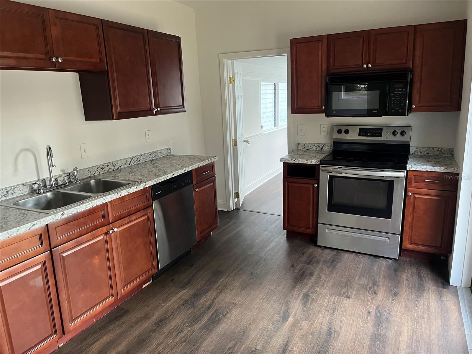 Image 47 of 76 For 704 Euclid Avenue