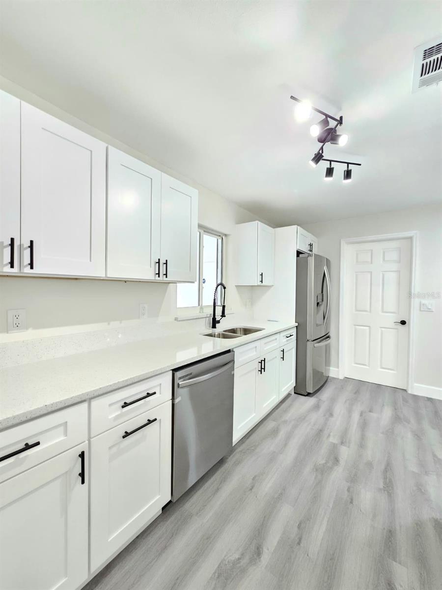 Image 12 of 38 For 805 Highland Terrace