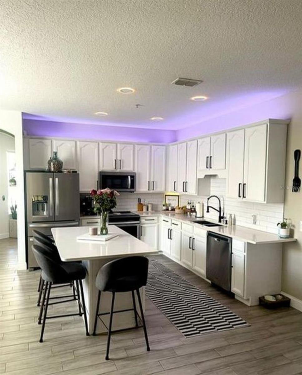 Image 3 of 12 For 10400 Eastpark Woods Dr