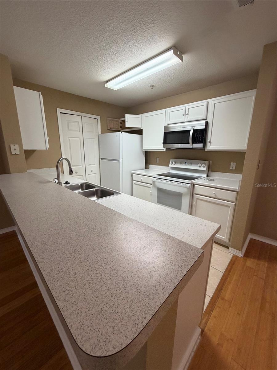 Image 11 of 24 For 5475 Vineland Road 8209