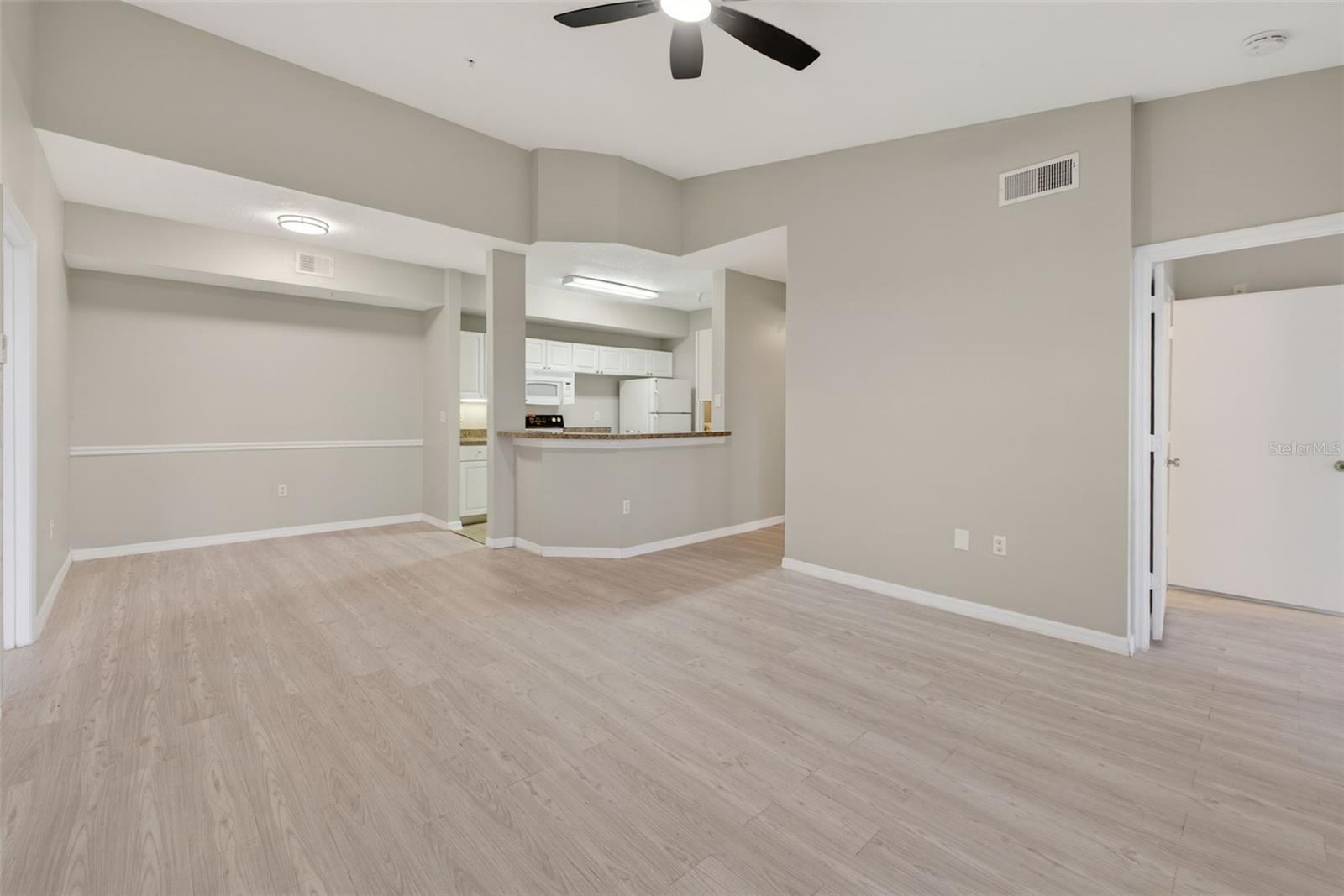 Image 10 of 94 For 5572 Metrowest Boulevard 304