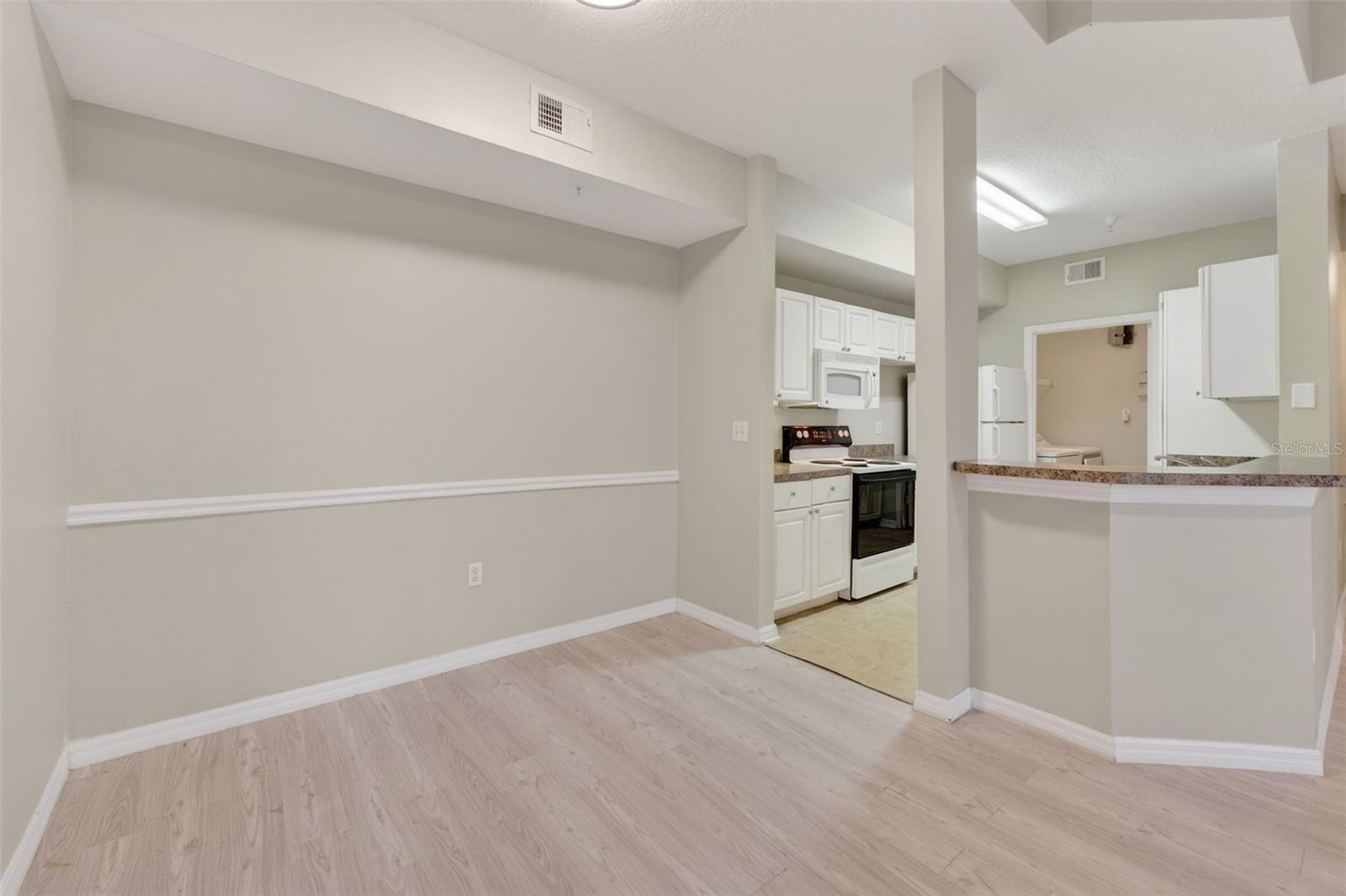 Image 16 of 94 For 5572 Metrowest Boulevard 304