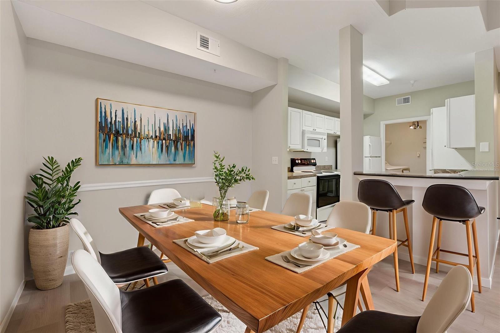 Image 17 of 94 For 5572 Metrowest Boulevard 304