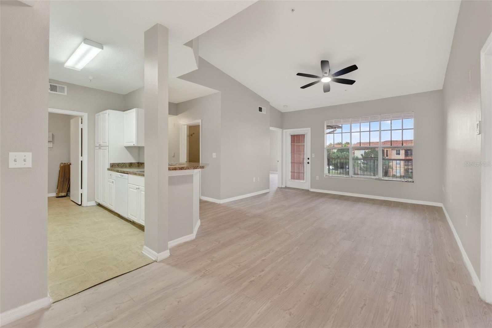 Image 18 of 94 For 5572 Metrowest Boulevard 304