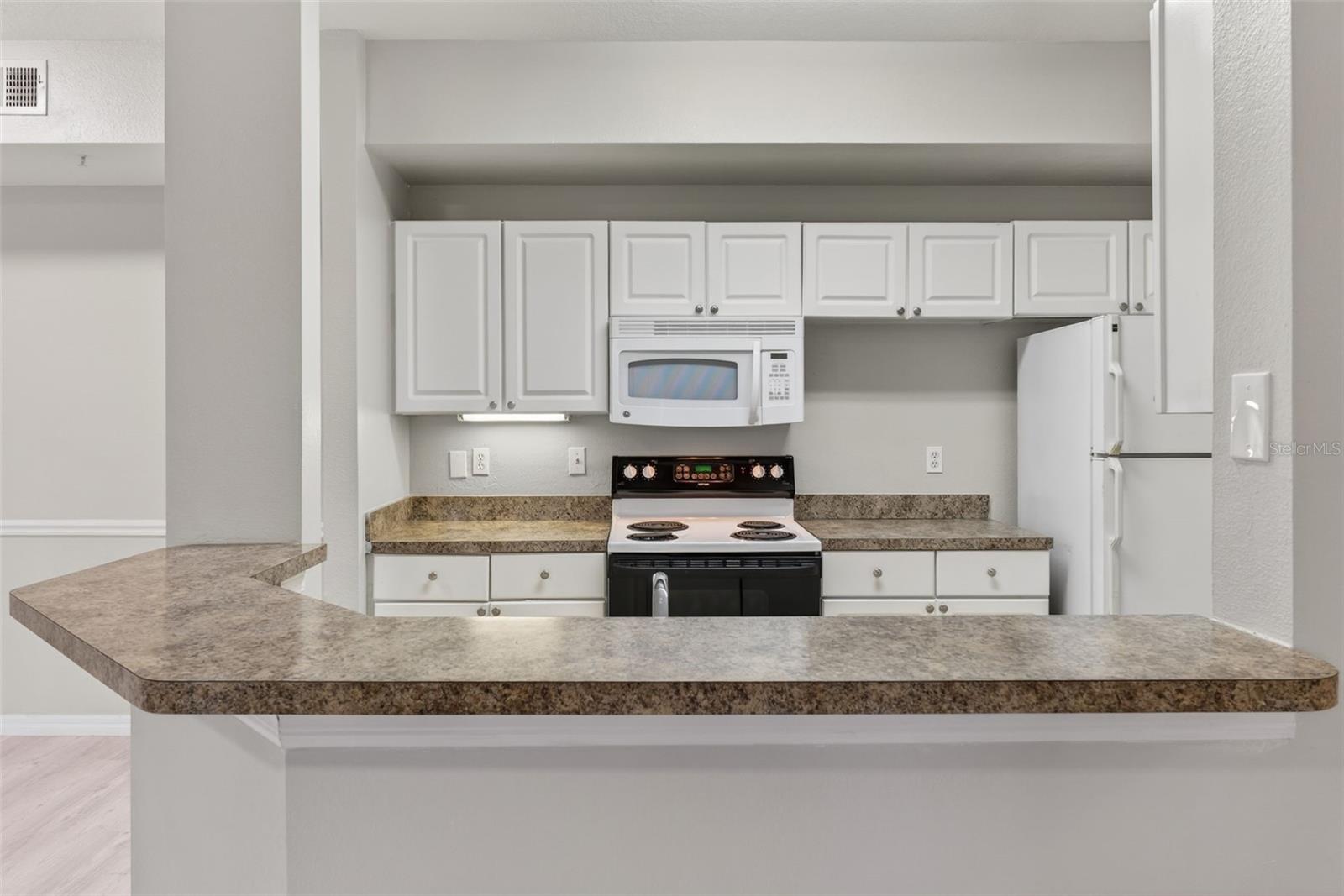 Image 20 of 94 For 5572 Metrowest Boulevard 304