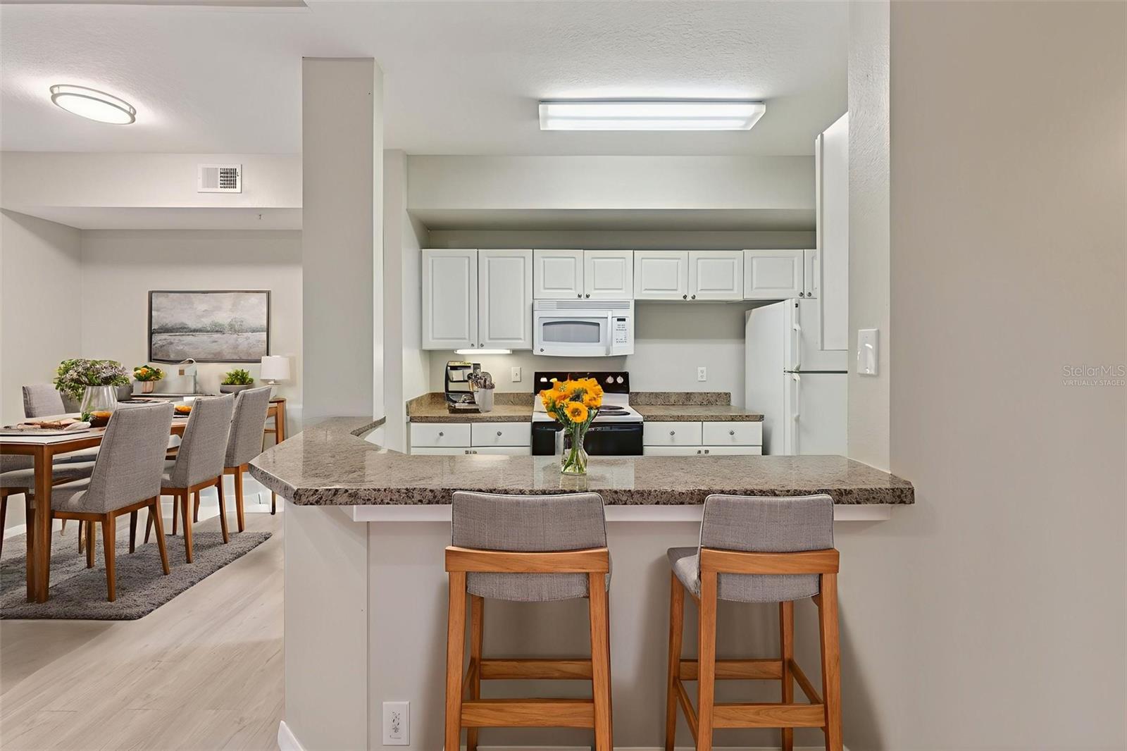 Image 21 of 94 For 5572 Metrowest Boulevard 304