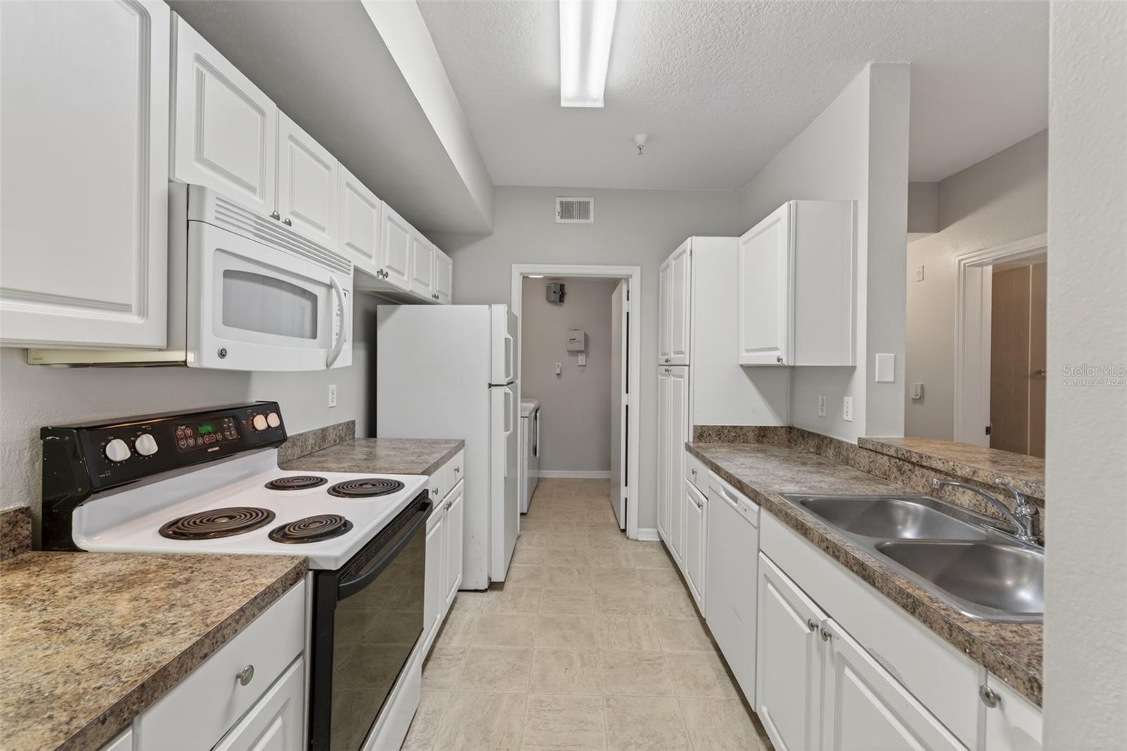 Image 22 of 94 For 5572 Metrowest Boulevard 304