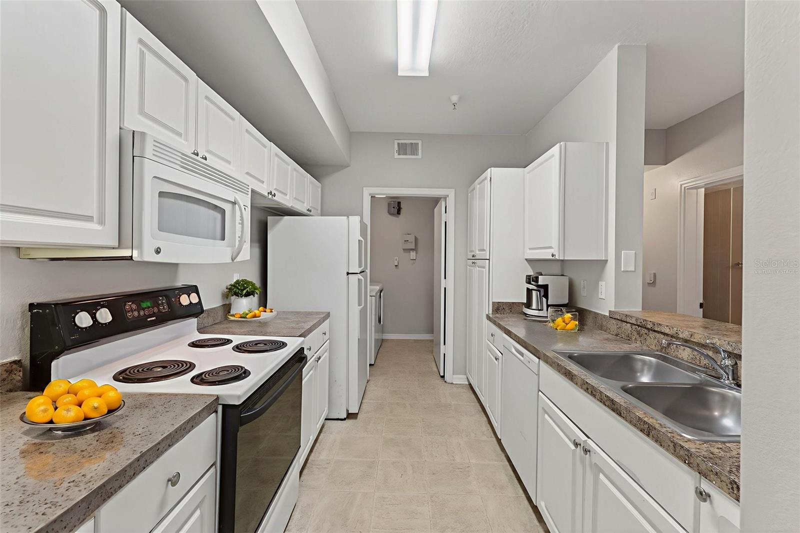 Image 23 of 94 For 5572 Metrowest Boulevard 304