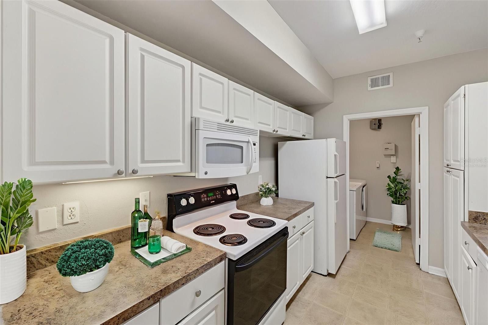 Image 24 of 94 For 5572 Metrowest Boulevard 304