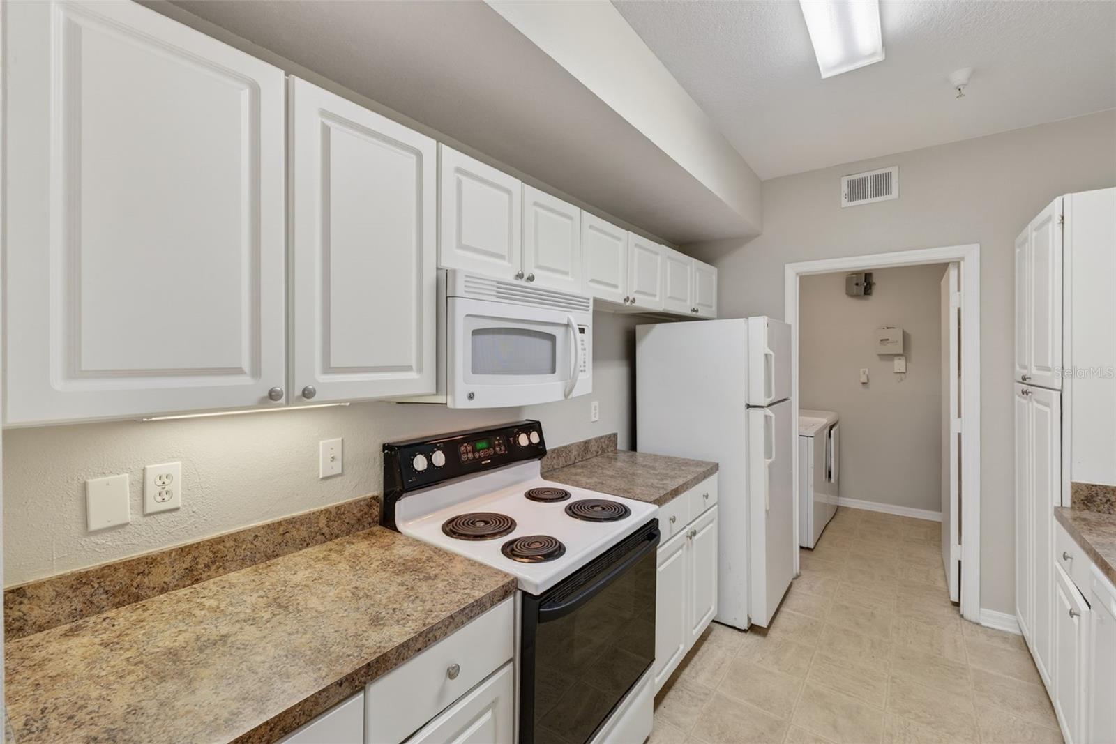 Image 27 of 94 For 5572 Metrowest Boulevard 304