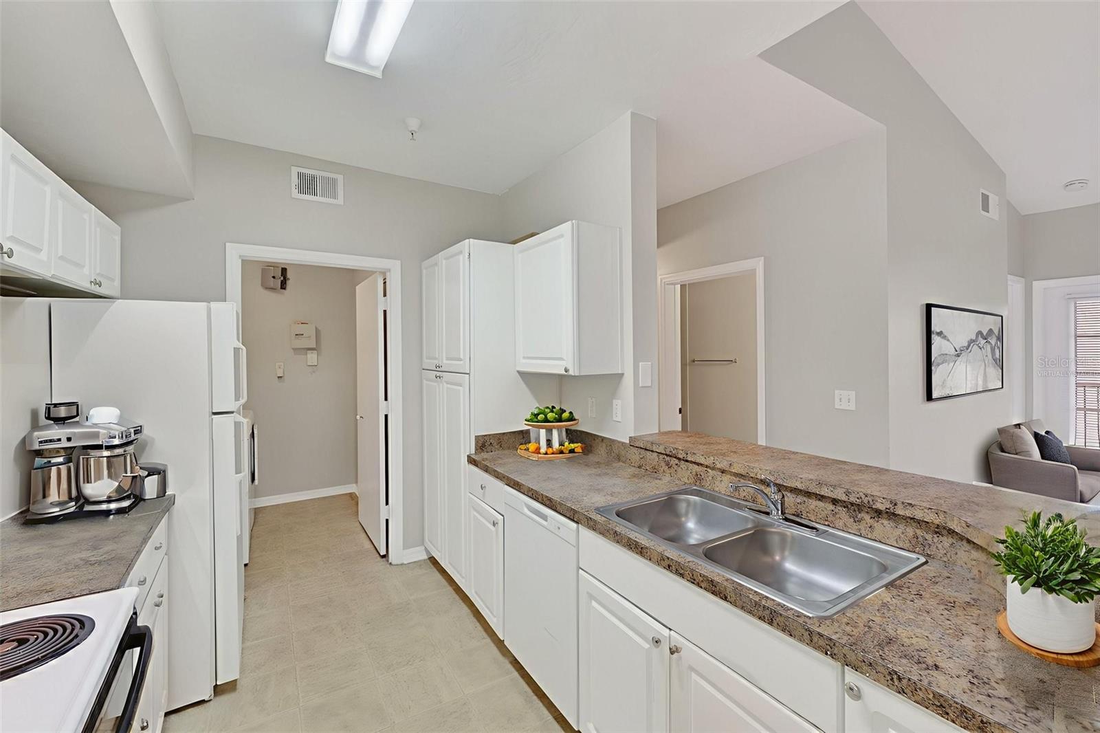 Image 28 of 94 For 5572 Metrowest Boulevard 304