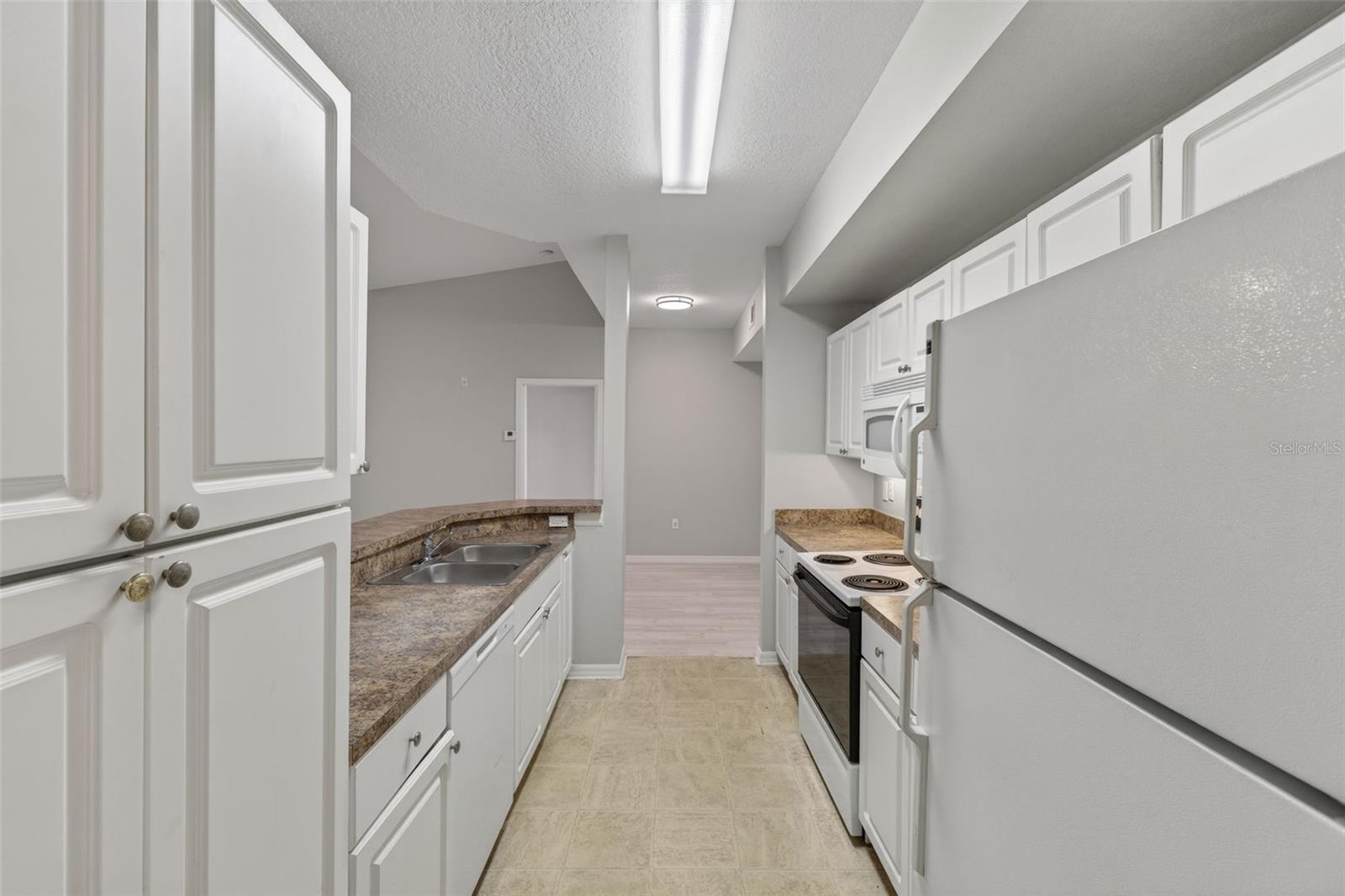 Image 29 of 94 For 5572 Metrowest Boulevard 304