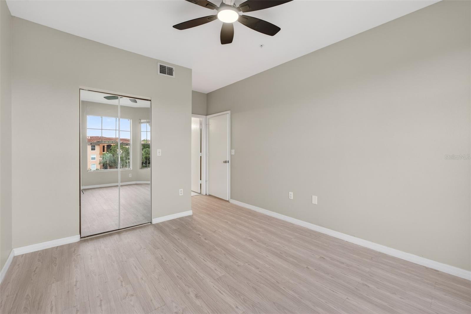 Image 37 of 94 For 5572 Metrowest Boulevard 304