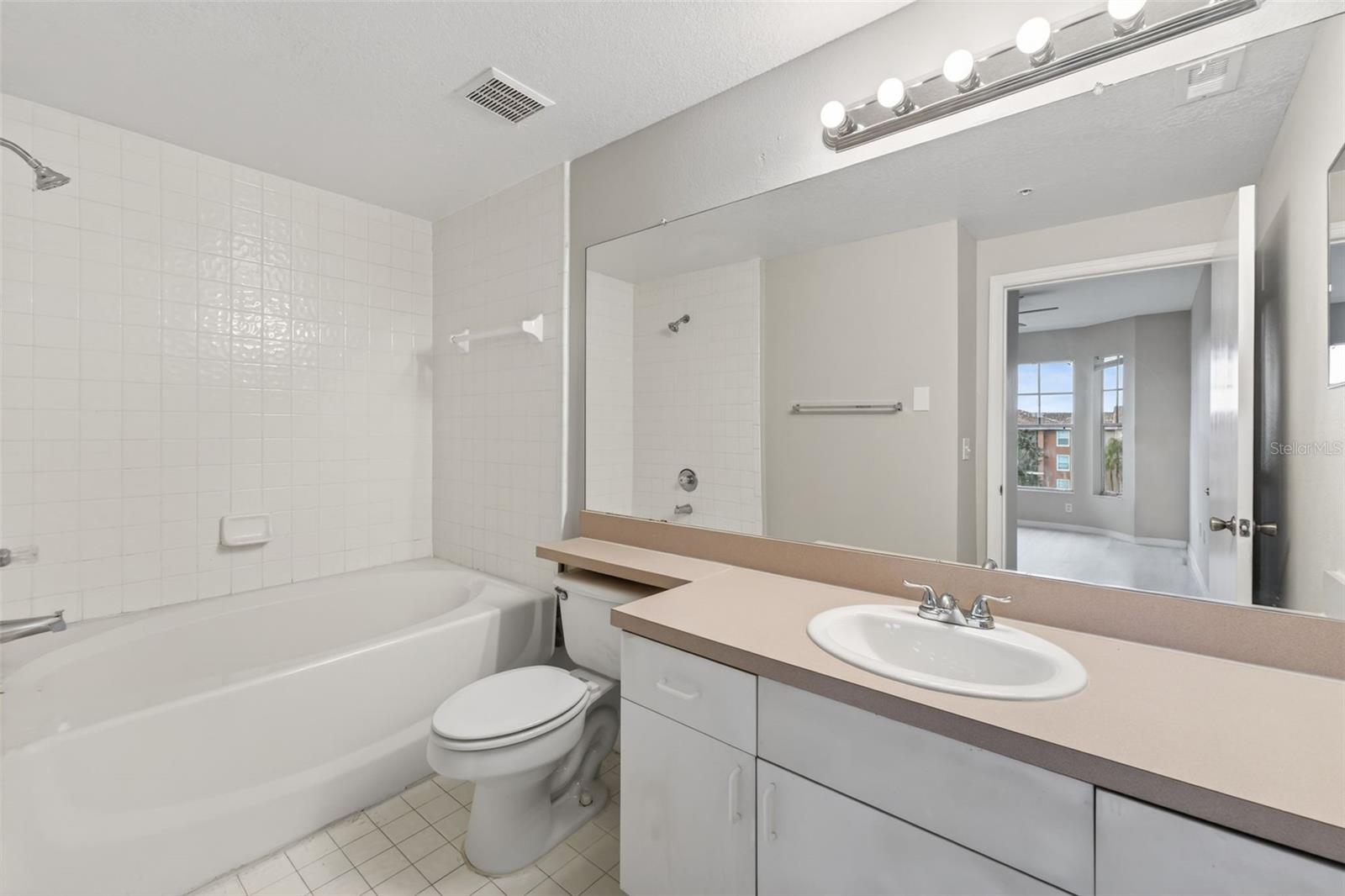 Image 39 of 94 For 5572 Metrowest Boulevard 304