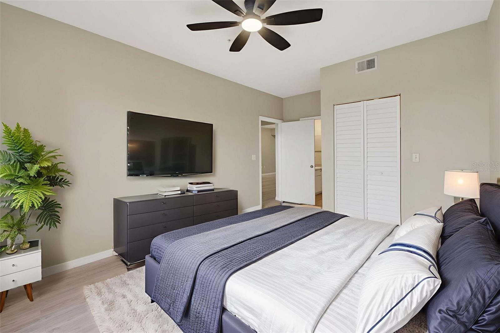 Image 44 of 94 For 5572 Metrowest Boulevard 304