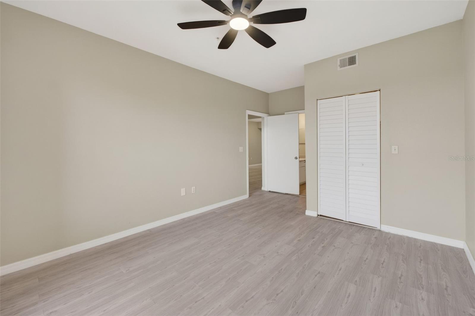 Image 45 of 94 For 5572 Metrowest Boulevard 304