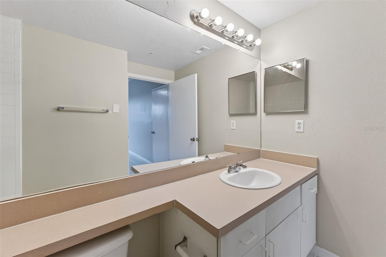 Image 47 of 94 For 5572 Metrowest Boulevard 304