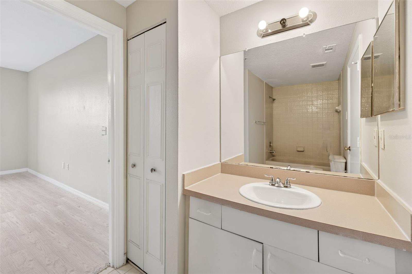 Image 50 of 94 For 5572 Metrowest Boulevard 304