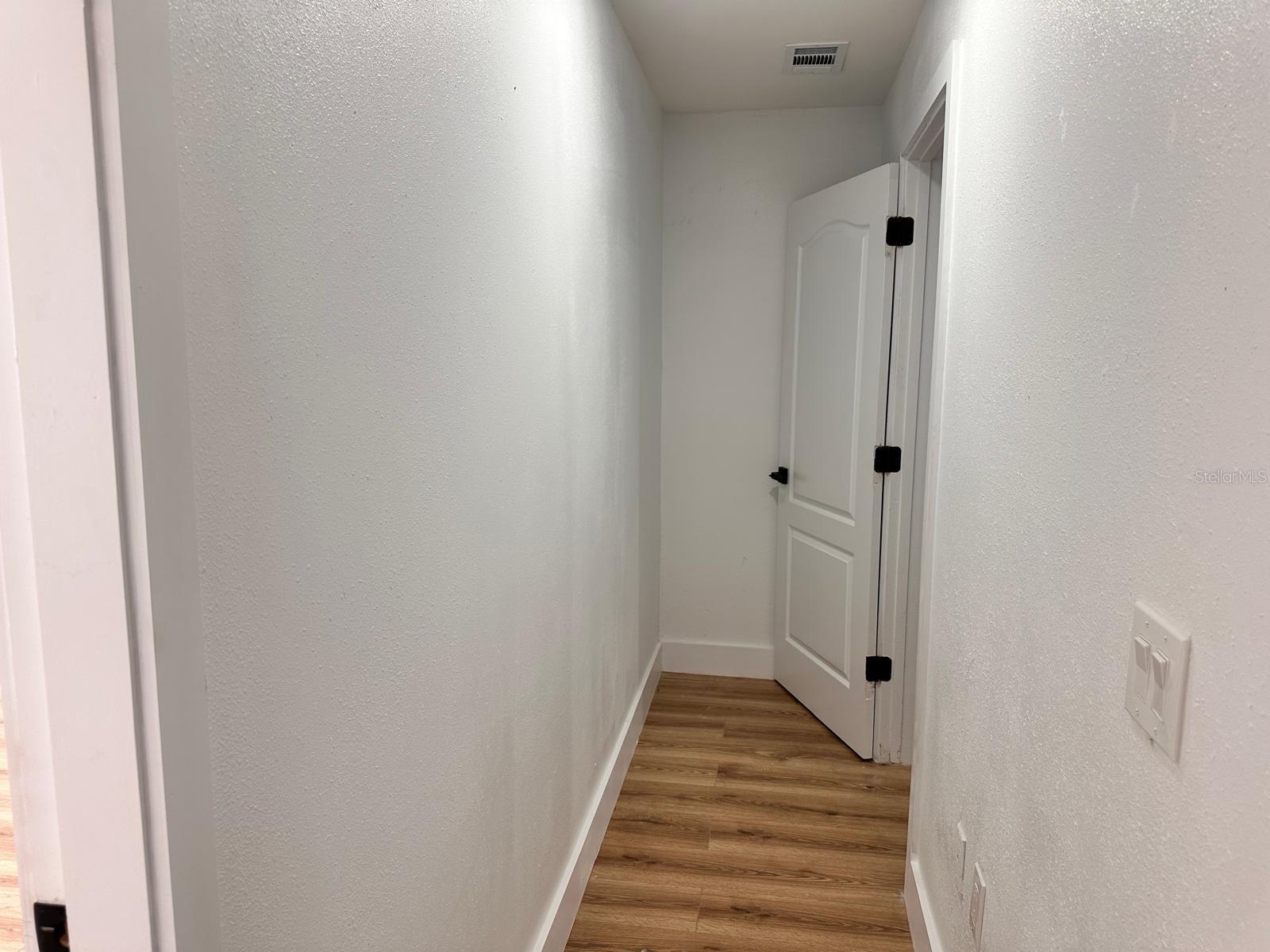 Image 19 of 47 For 933 Windsor Street