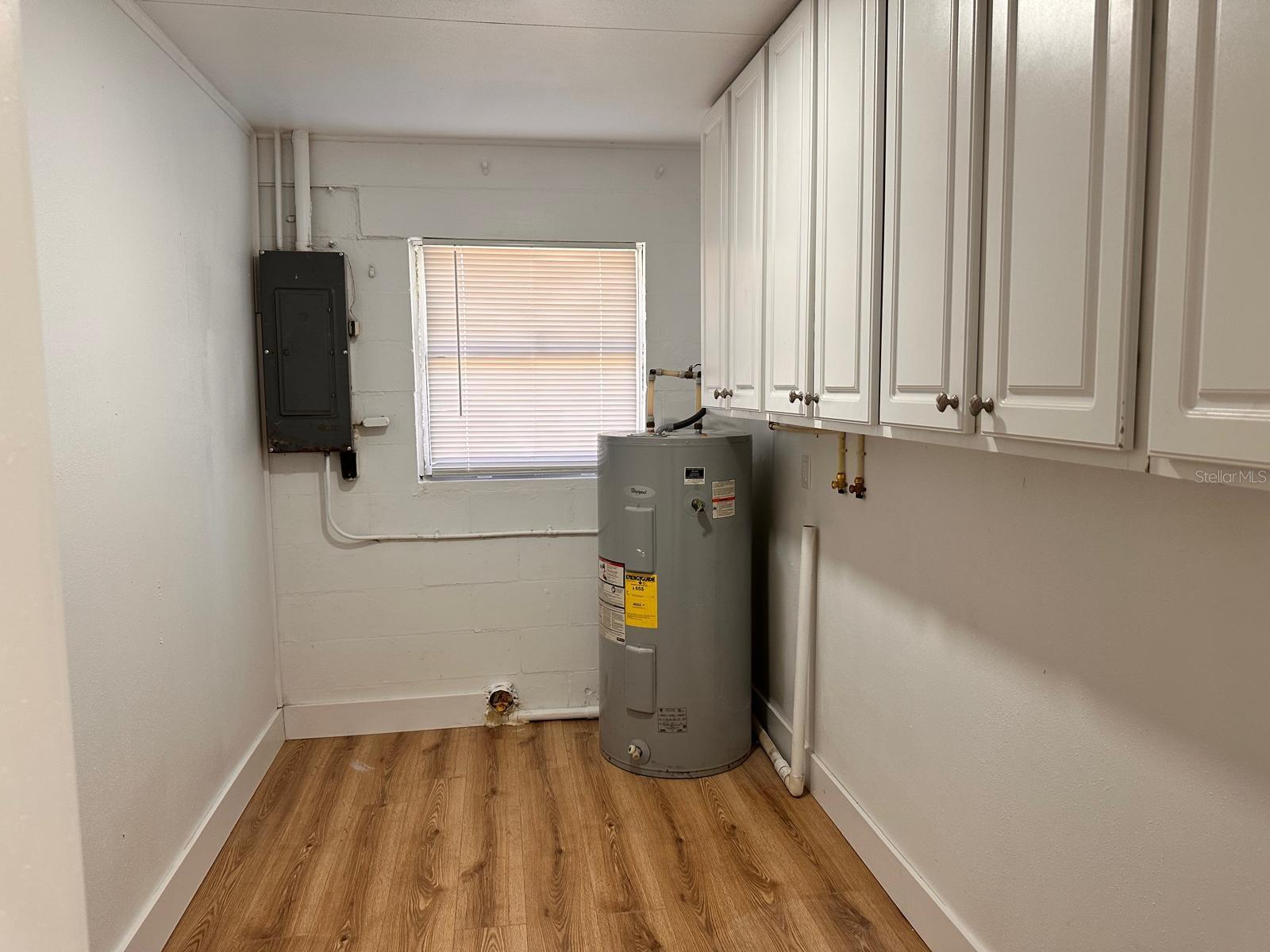 Image 22 of 47 For 933 Windsor Street