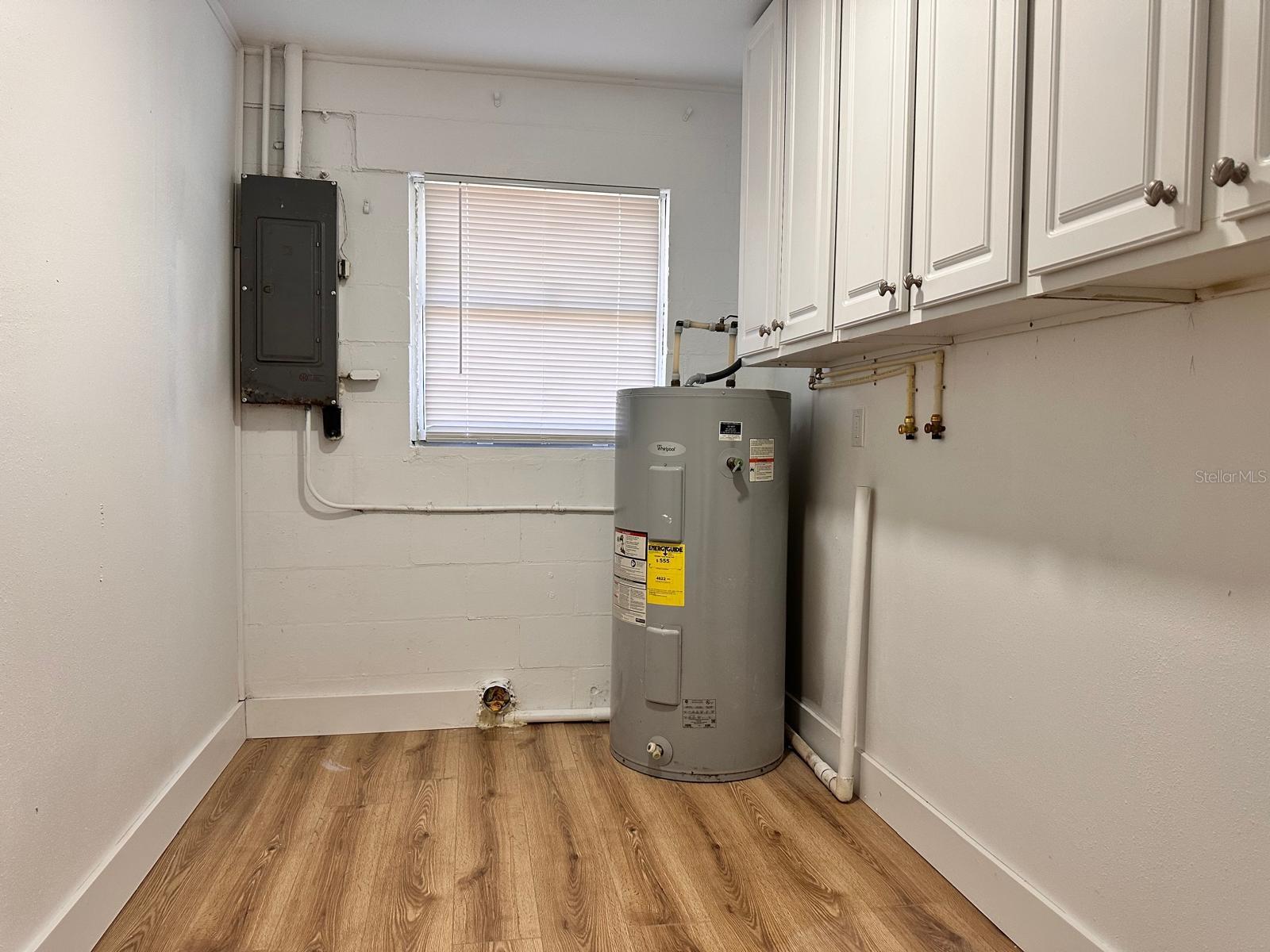 Image 23 of 47 For 933 Windsor Street