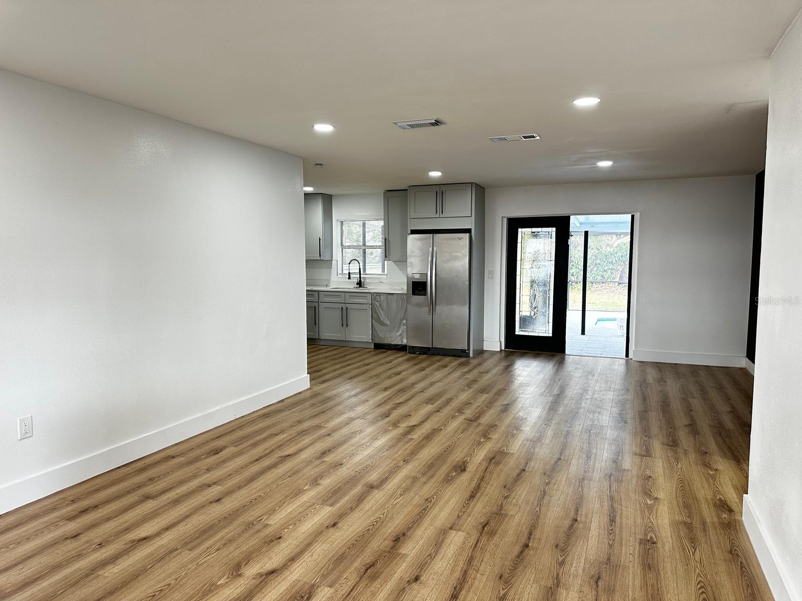 Image 4 of 47 For 933 Windsor Street