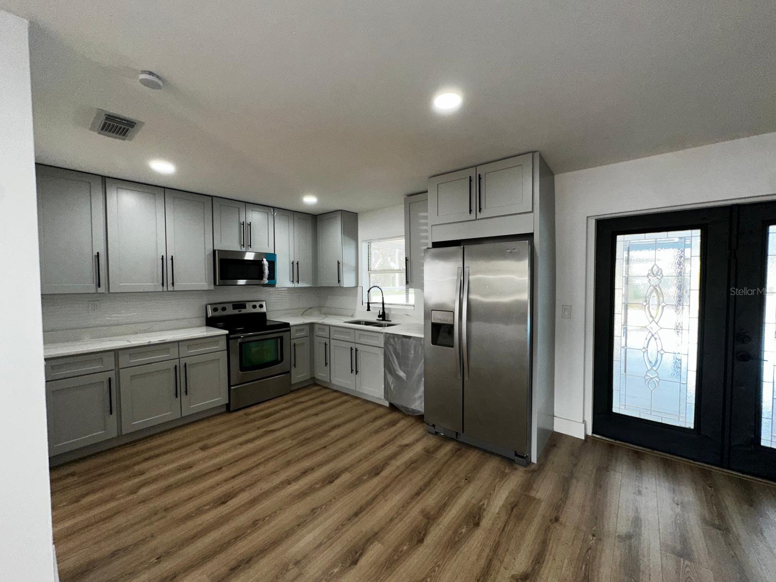 Image 6 of 47 For 933 Windsor Street