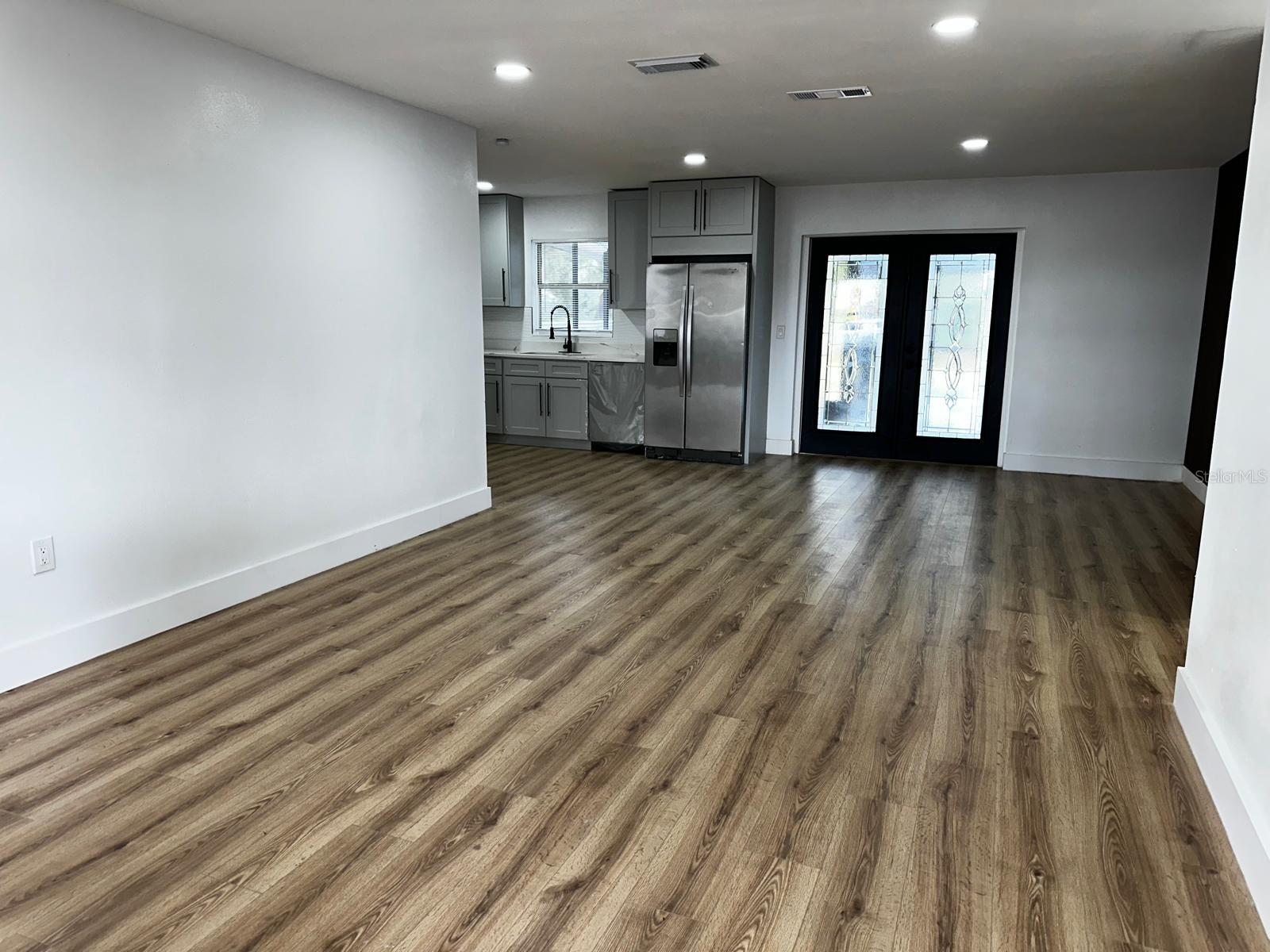 Image 7 of 47 For 933 Windsor Street