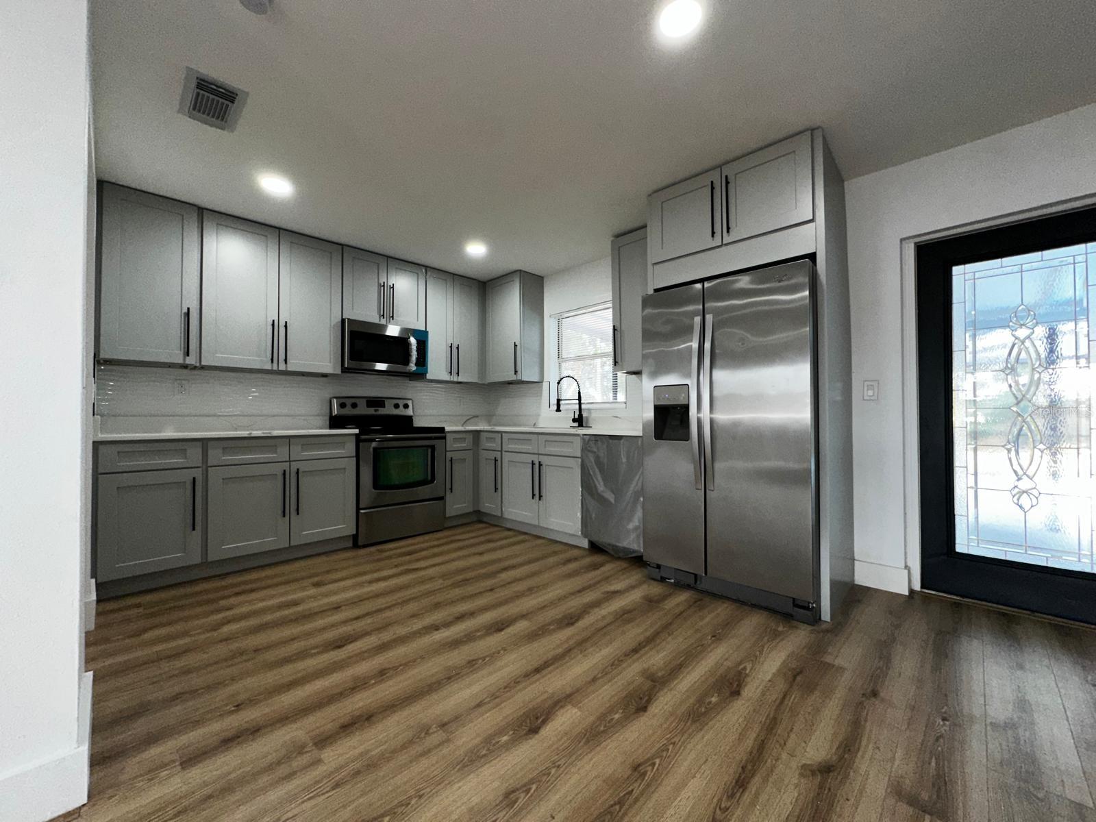 Image 8 of 47 For 933 Windsor Street