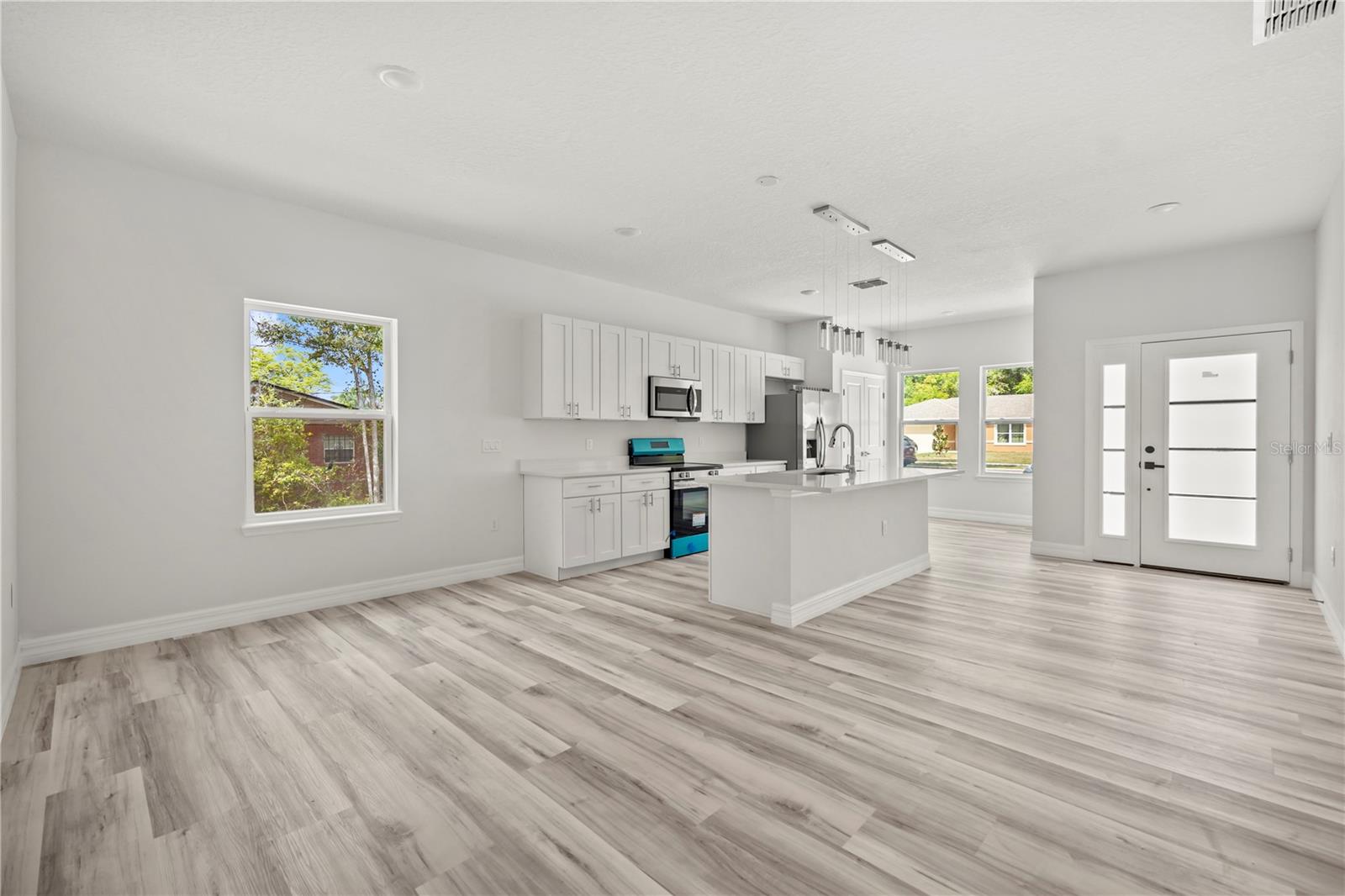 Image 17 of 33 For 688 Euclid Avenue