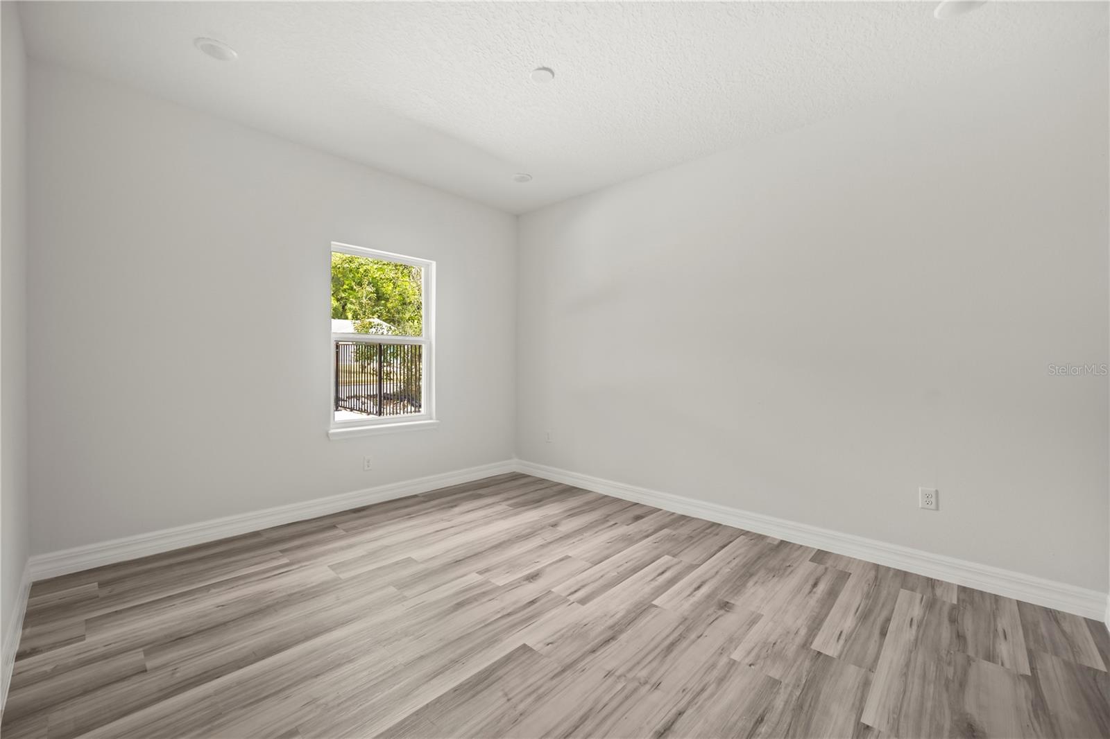 Image 28 of 33 For 688 Euclid Avenue