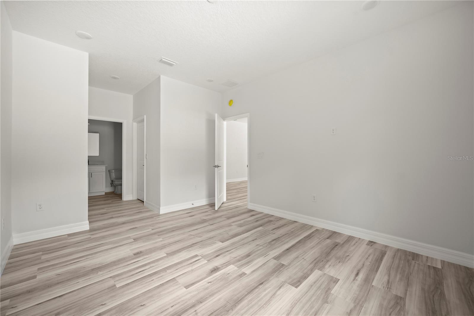 Image 30 of 33 For 688 Euclid Avenue