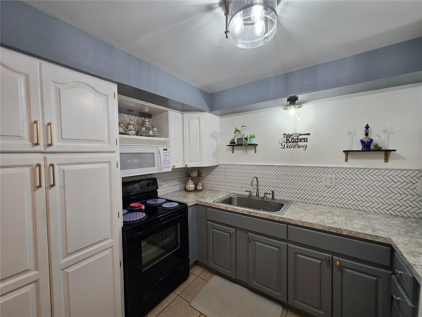 Image 7 of 38 For 1902 Honour Road 8