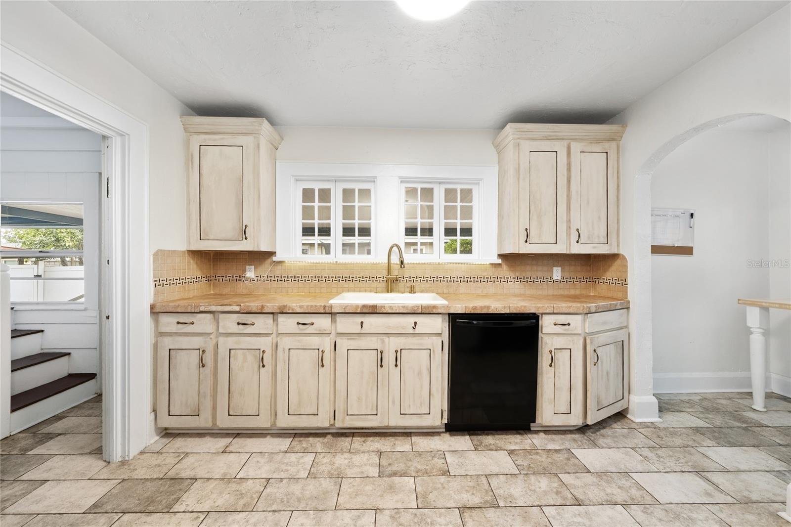 Image 14 of 38 For 511 Glendale Street