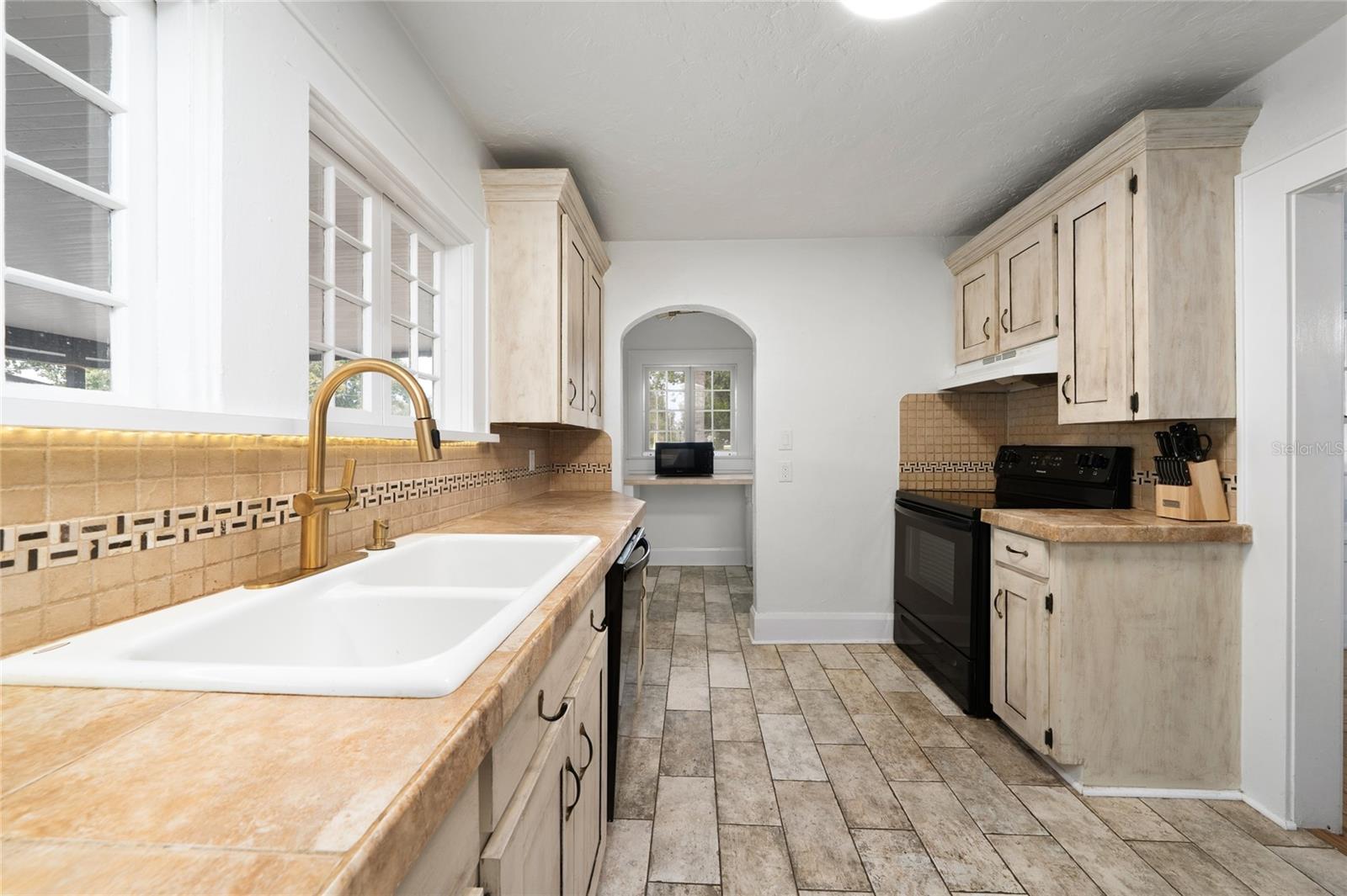 Image 16 of 38 For 511 Glendale Street