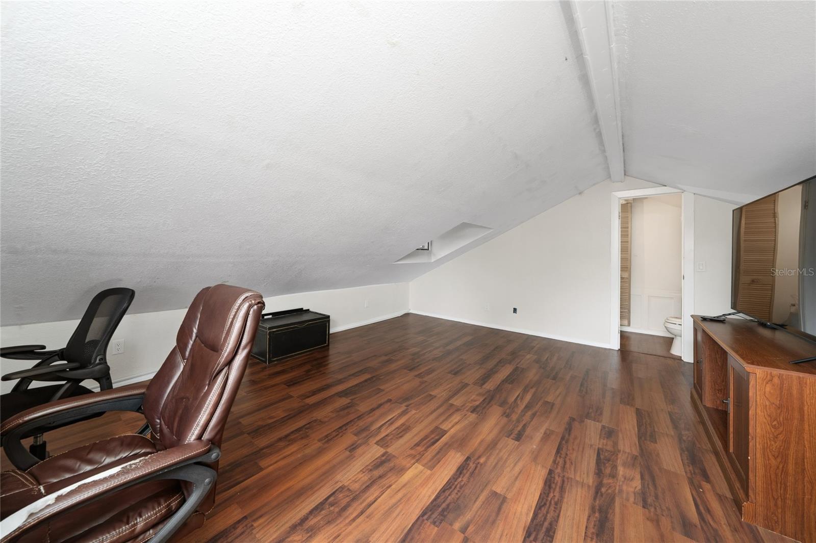 Image 18 of 38 For 511 Glendale Street