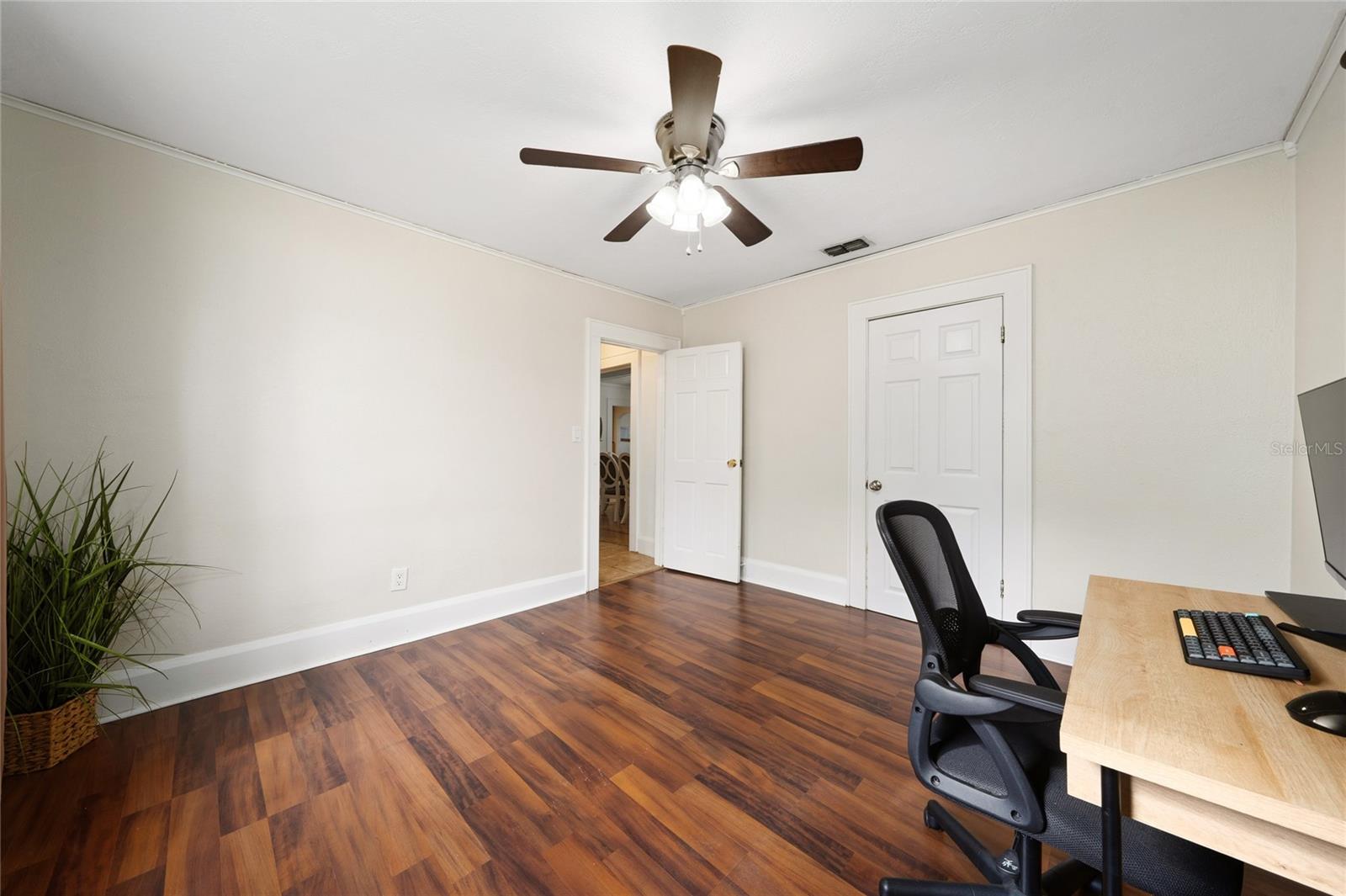 Image 24 of 38 For 511 Glendale Street