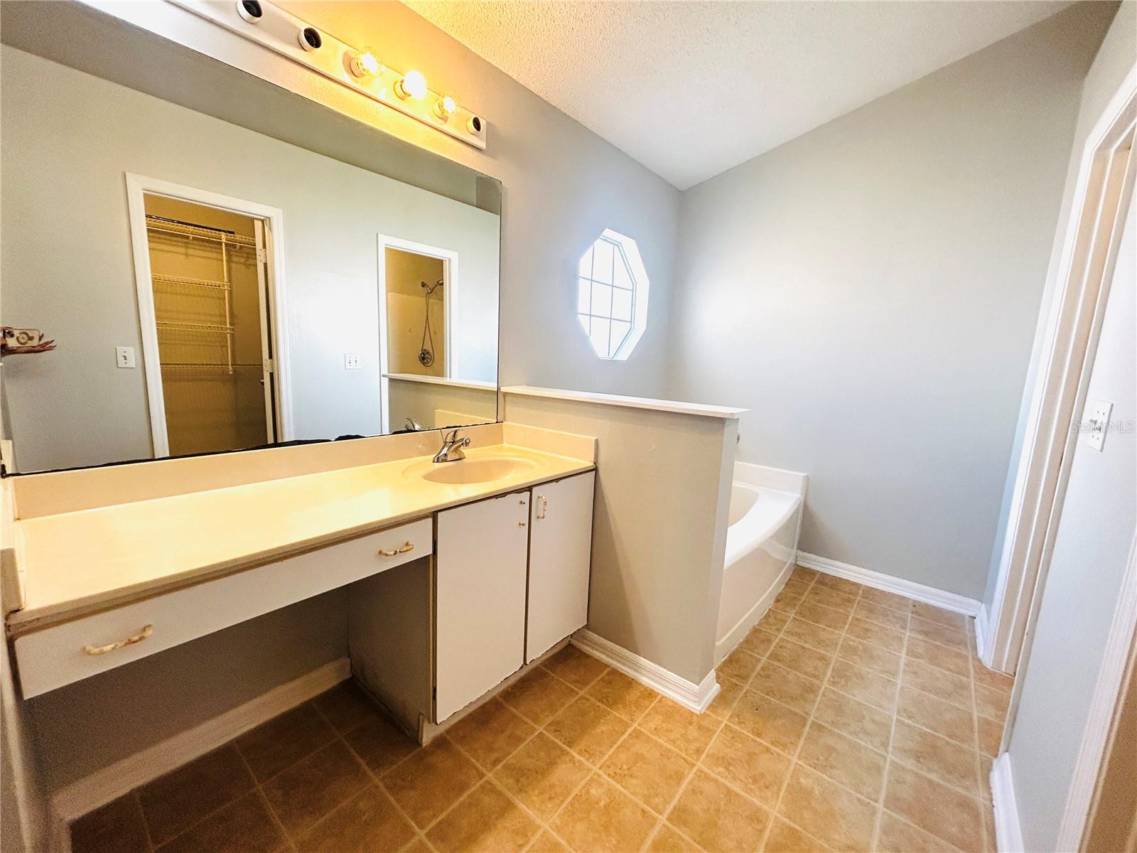 Image 16 of 34 For 40 Coventry Court