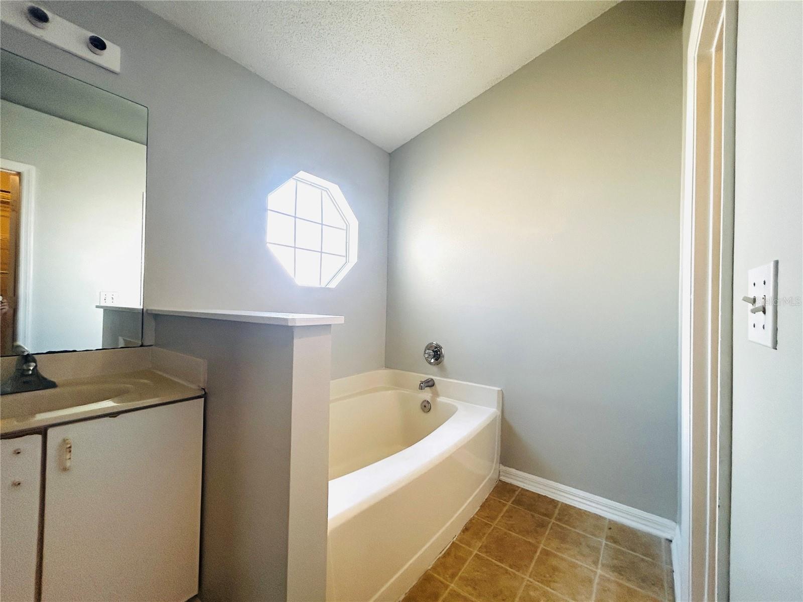 Image 17 of 34 For 40 Coventry Court