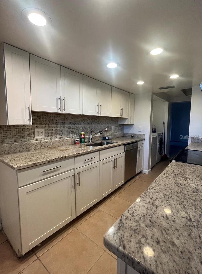 Image 6 of 13 For 725 Hartley Avenue