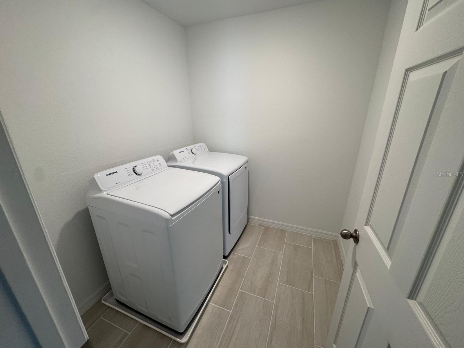 Image 18 of 24 For 362 Thompson Village Avenue