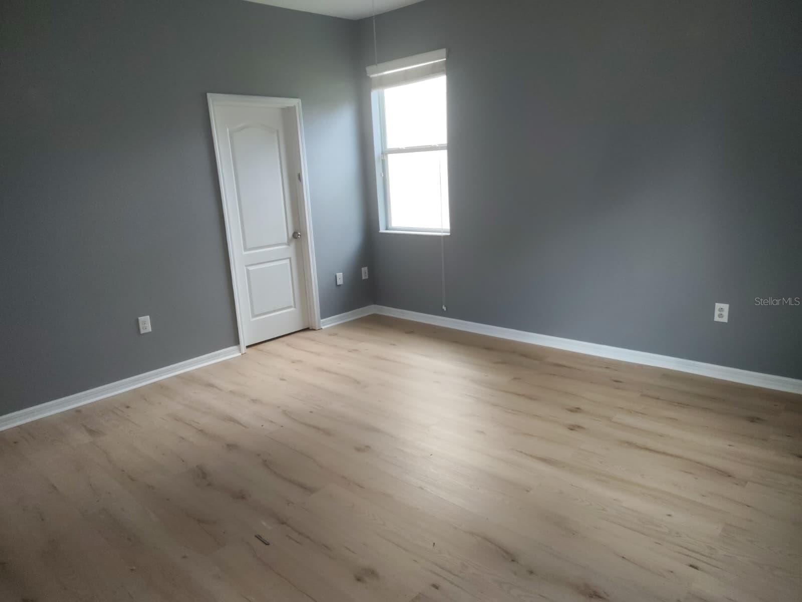 Image 11 of 20 For 2288 Grantham Avenue