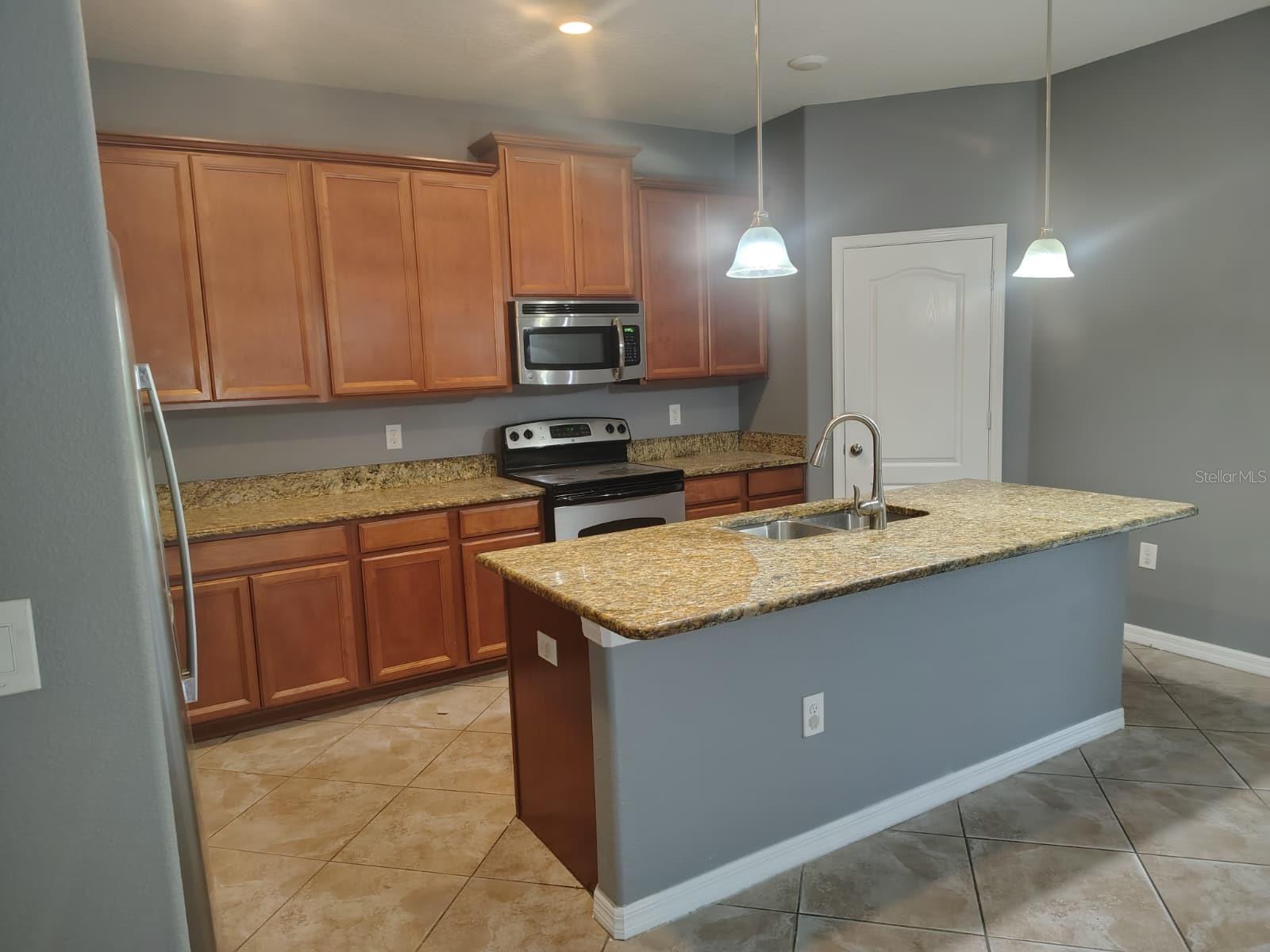 Image 5 of 20 For 2288 Grantham Avenue