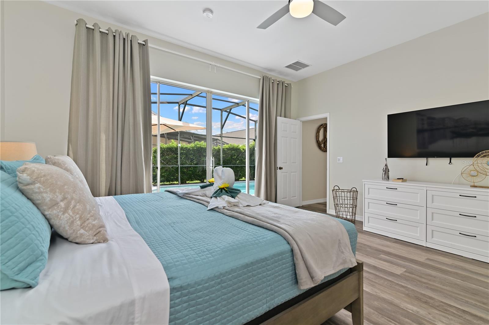 Image 32 of 79 For 16640 Palm Spring Drive