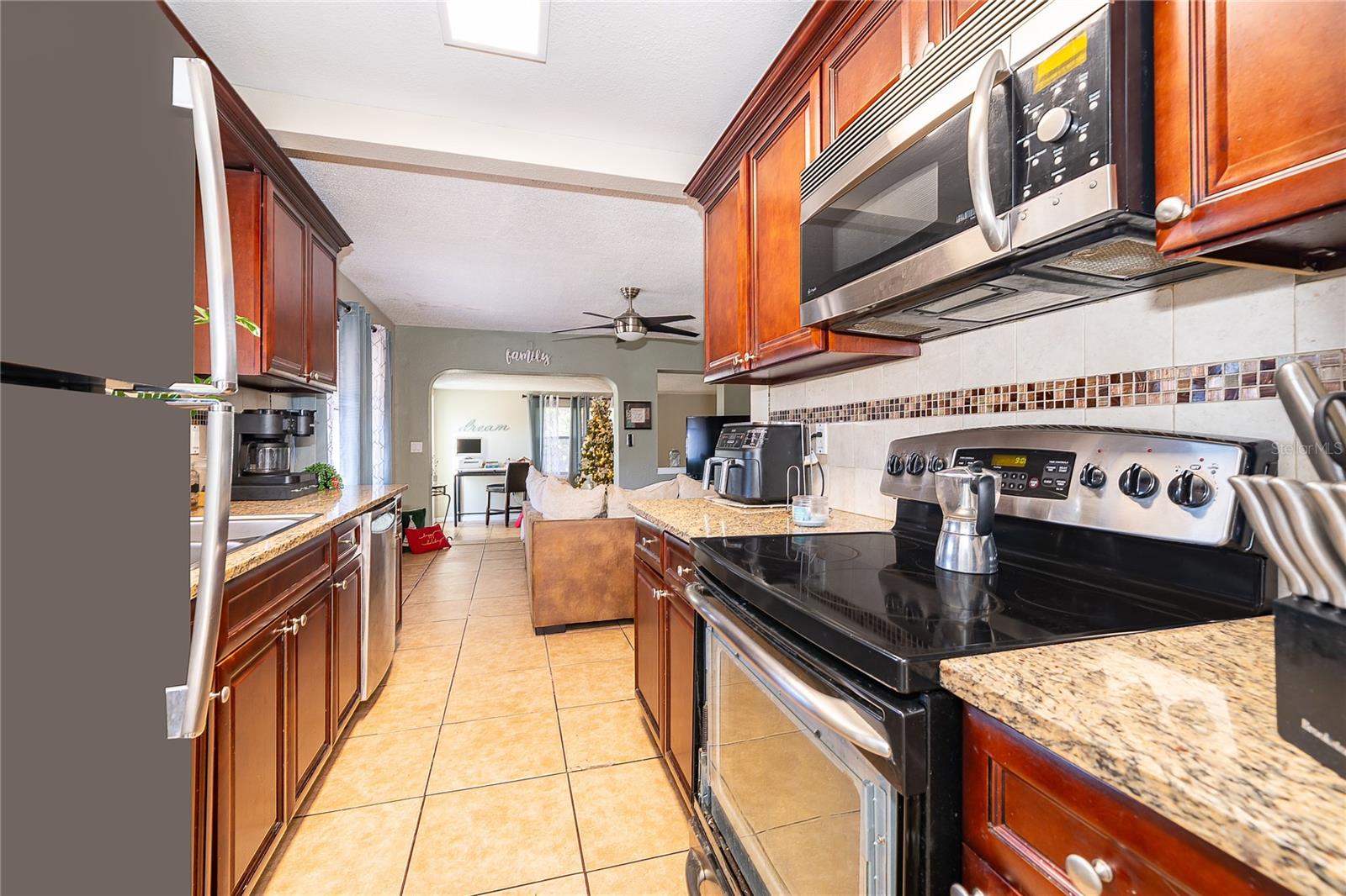 Image 14 of 28 For 944 Halstead Street