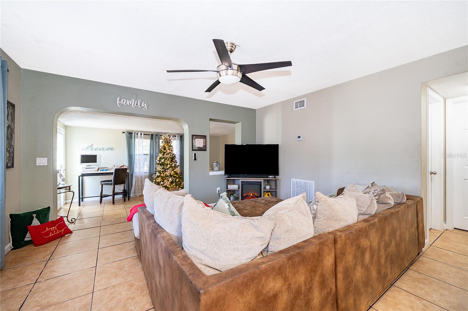 Image 17 of 28 For 944 Halstead Street