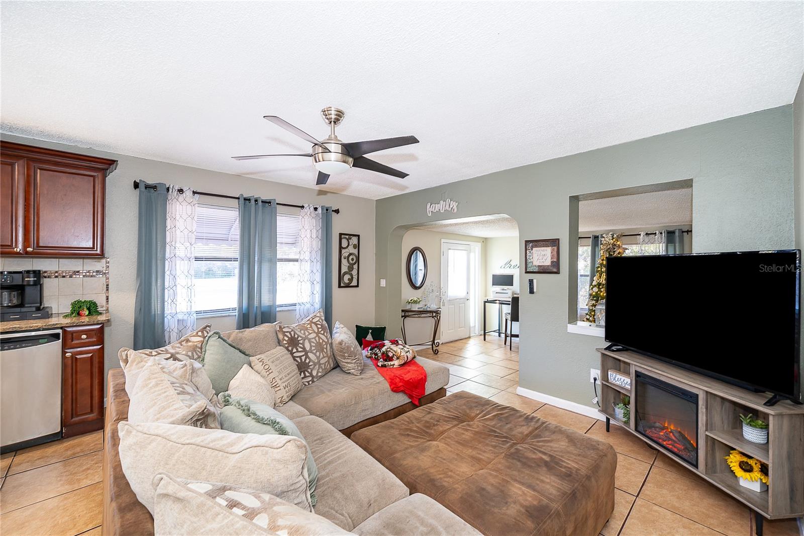 Image 18 of 28 For 944 Halstead Street