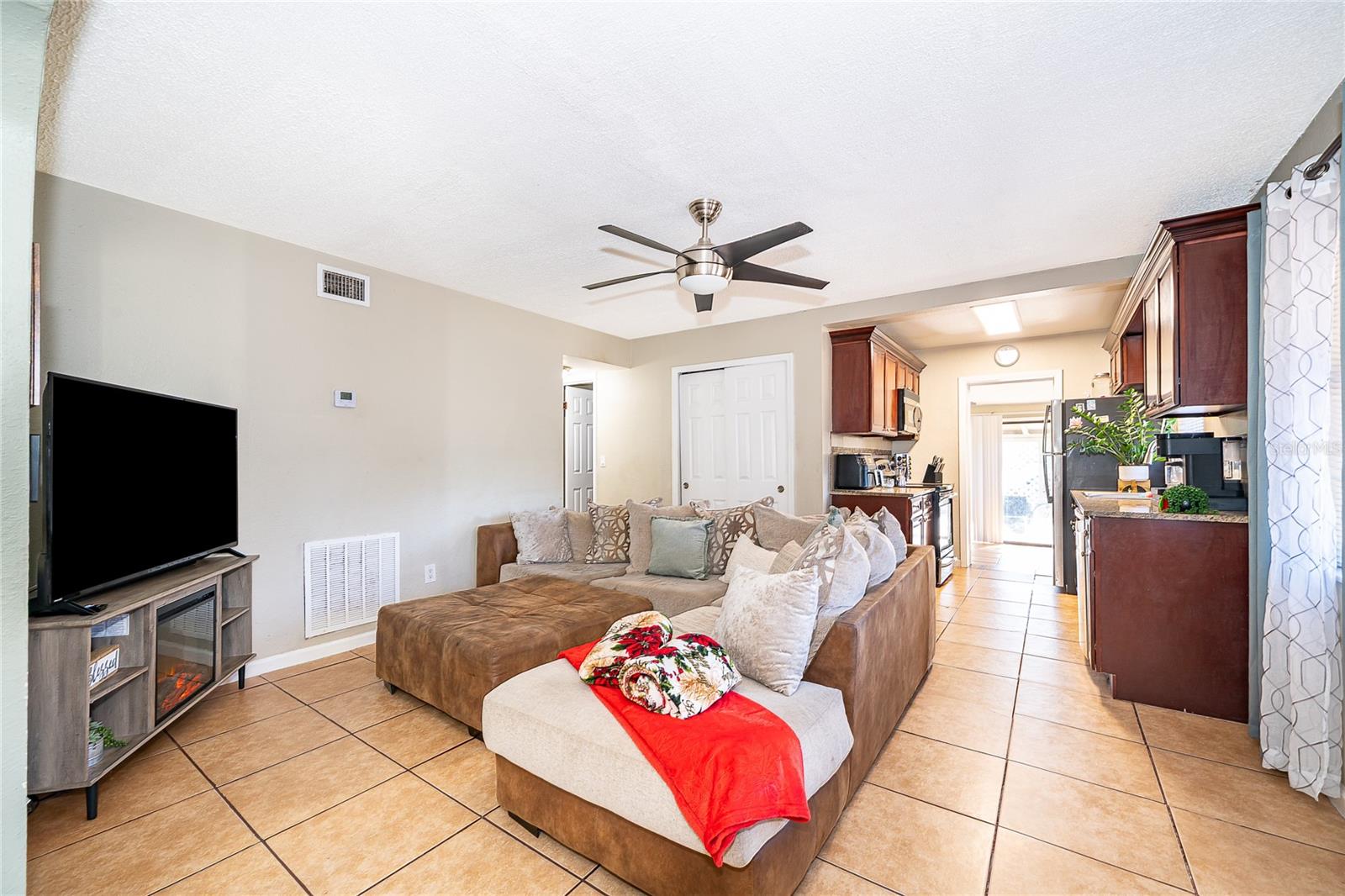 Image 21 of 28 For 944 Halstead Street